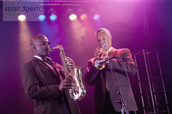 Bühne Theater  Bühnen  Musiker  Musikkapelle  Band  Kapelle  Jazz  spielen