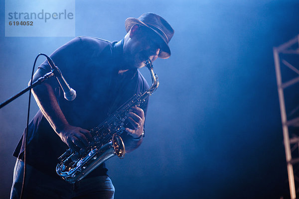 Bühne Theater  Bühnen  schwarz  Musiker  spielen  Saxophon