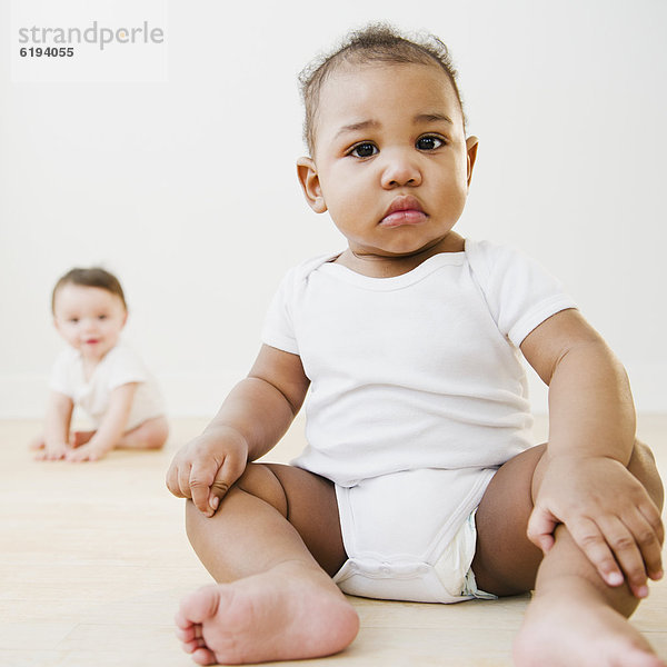 sitzend  Boden  Fußboden  Fußböden  schwarz  Baby