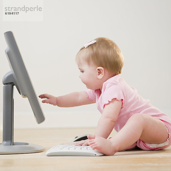 Europäer  Computer  Baby  spielen