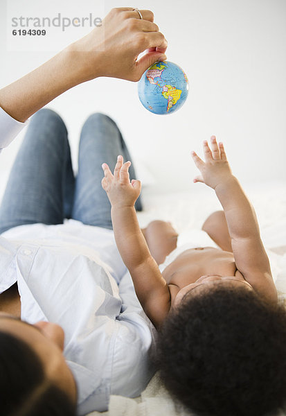 zeigen  Junge - Person  amerikanisch  Mutter - Mensch  Baby  Globus