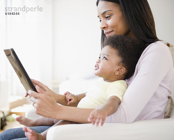 zeigen  Junge - Person  amerikanisch  Tablet PC  Mutter - Mensch  Baby