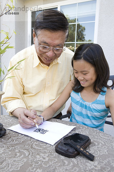 unterrichten  chinesisch  Enkeltochter  Großvater  Handschrift