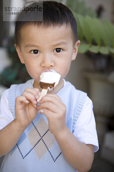 Junge - Person  chinesisch  Eis  essen  essend  isst  Sahne