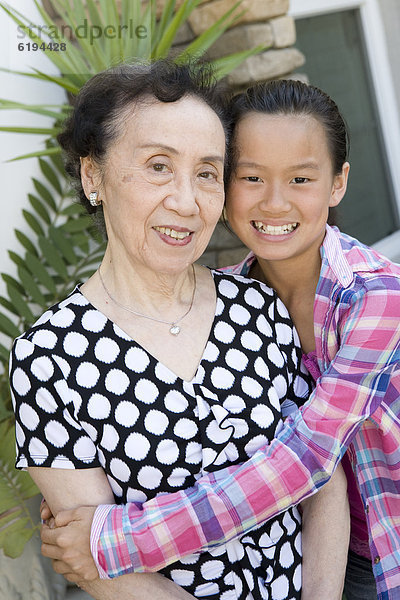 umarmen  chinesisch  Enkeltochter  Großmutter