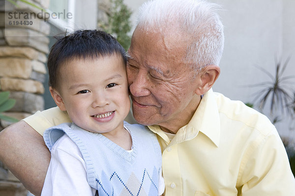 umarmen  chinesisch  Enkelsohn  Großvater