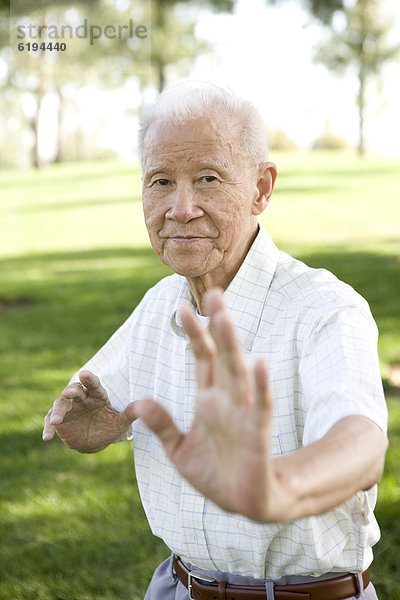 Außenaufnahme  Senior  Senioren  Mann  chinesisch  freie Natur