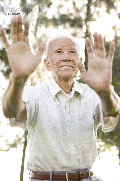 Außenaufnahme  Senior  Senioren  Mann  chinesisch  freie Natur