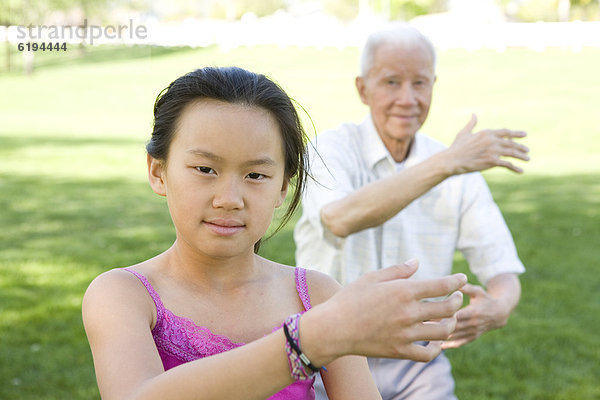 Außenaufnahme  Senior  Senioren  chinesisch  Enkeltochter  Großvater  freie Natur