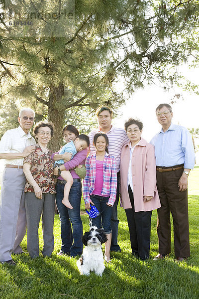 Außenaufnahme  stehend  Zusammenhalt  chinesisch  Mehrgenerationen Familie  freie Natur