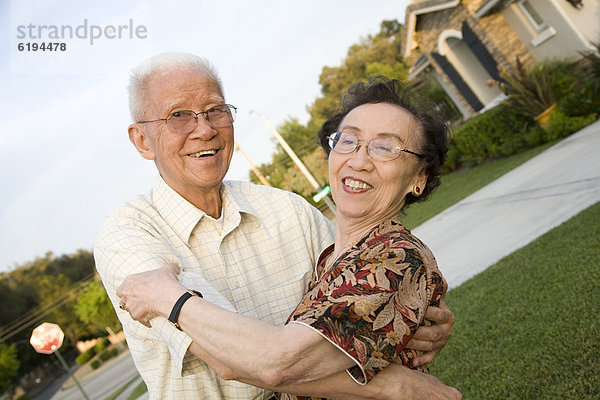 Außenaufnahme  Senior  Senioren  umarmen  chinesisch  freie Natur