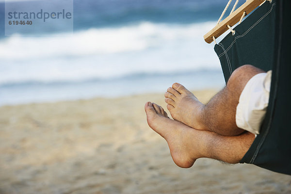 liegend  liegen  liegt  liegendes  liegender  liegende  daliegen  Mann  Strand  Hispanier  Hängematte