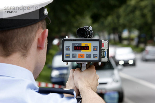 Laser-Messgerät im Einsatz  Blitzermarathon der Polizei NRW  24 Stunden intensive Geschwindigkeitsüberwachung  Duisburg  Nordrhein-Westfalen  Deutschland  Europa