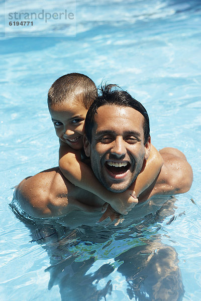 geben  Menschlicher Vater  Sohn  fahren  huckepack  schwimmen  mitfahren