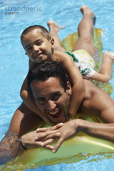 geben  Menschlicher Vater  Sohn  fahren  huckepack  schwimmen  mitfahren