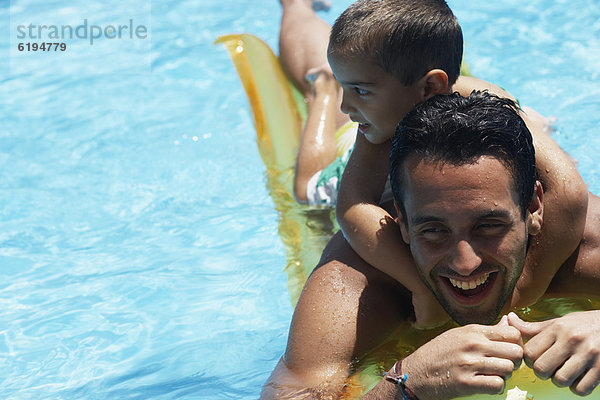 geben  Menschlicher Vater  Sohn  fahren  huckepack  schwimmen  mitfahren