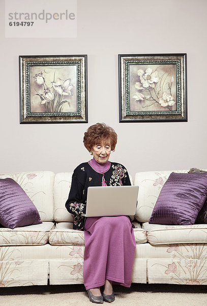 Senior  Senioren  benutzen  Europäer  Frau  Notebook  Couch