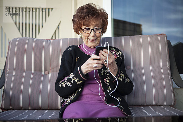 Senior  Senioren  Europäer  Frau  zuhören  Spiel  MP3-Player  MP3 Spieler  MP3 Player  MP3-Spieler