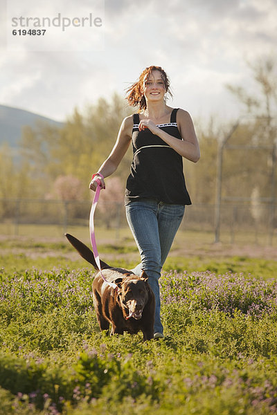 Europäer  Frau  rennen  Hund  Feld