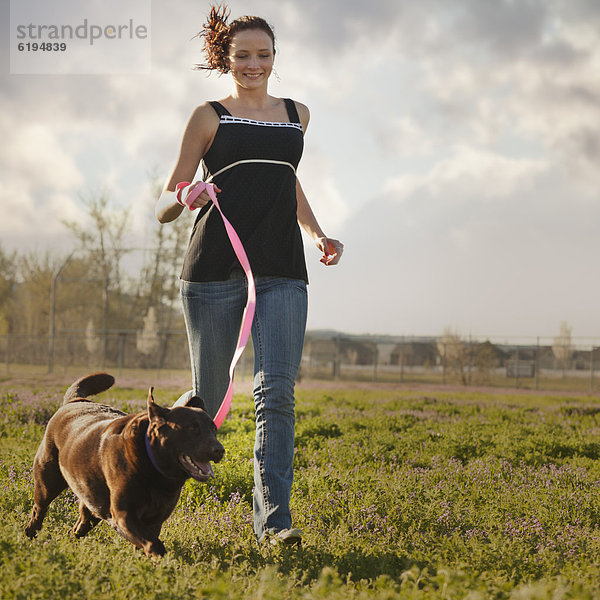 Europäer  Frau  rennen  Hund  Feld