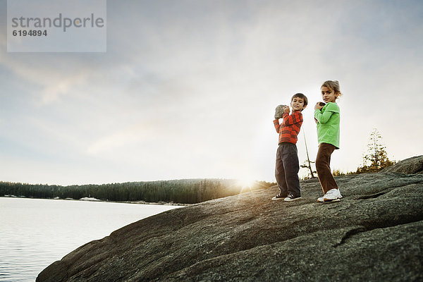 nahe  Felsbrocken  halten  See