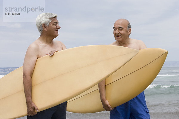 Senior  Senioren  Mann  Strand  Hispanier  halten  Surfboard