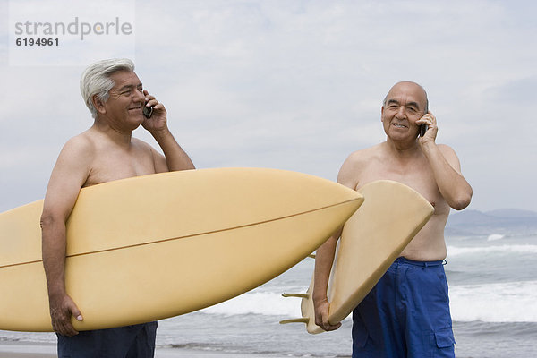 Handy  Senior  Senioren  Mann  sprechen  Strand  Hispanier  halten  Surfboard