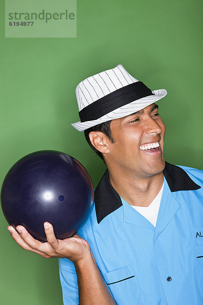 Mann  Hispanier  halten  Ball Spielzeug  Bowling
