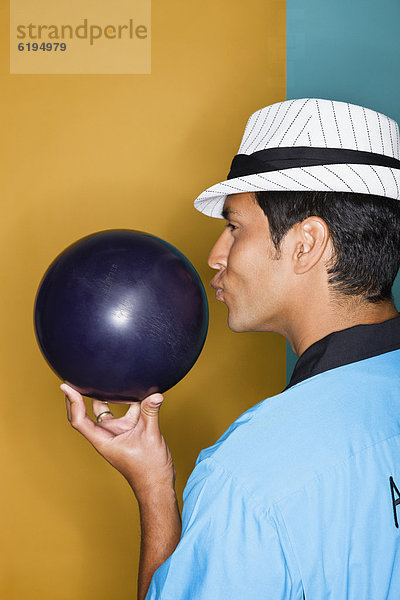 Mann  küssen  Hispanier  Ball Spielzeug  Bowling