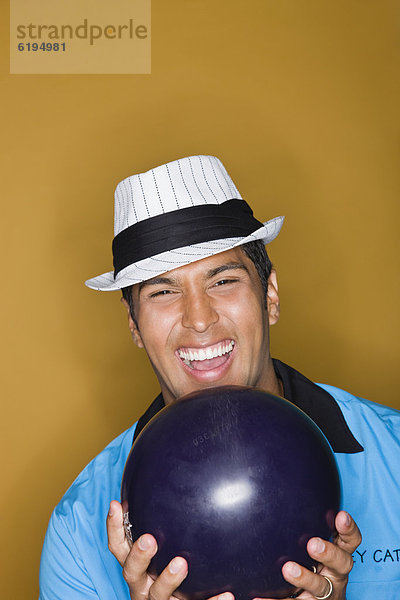 Mann  Hispanier  halten  Ball Spielzeug  Bowling