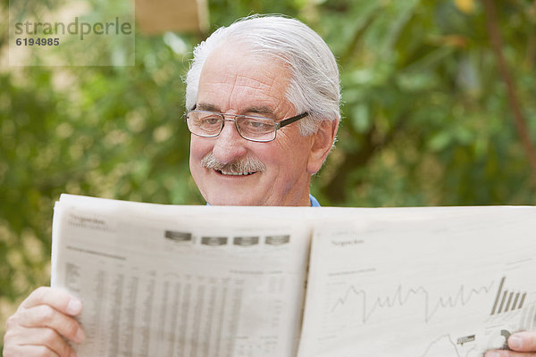 Senior  Senioren  Mann  Finanzen  Hispanier  Zeitung  vorlesen