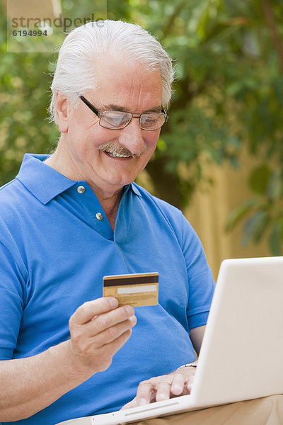 Senior  Senioren  Mann  Internet  Hispanier  kaufen  Kredit  Kreditkarte  Karte