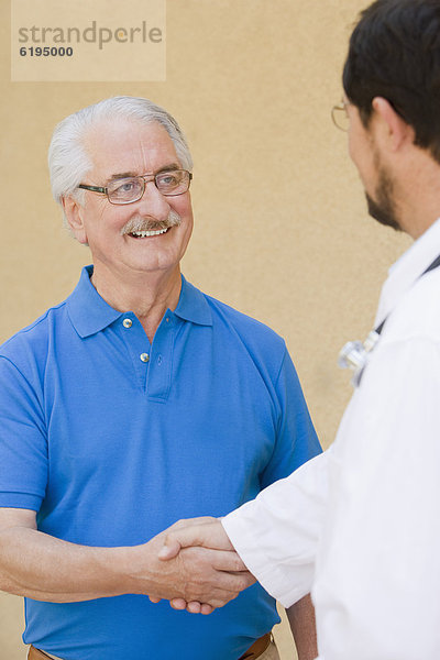 Senior  Senioren  Mann  Arzt  schütteln