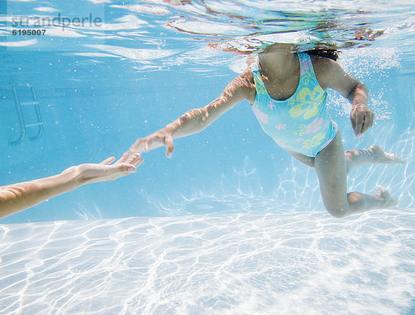 Hispanier  schwimmen  Mädchen
