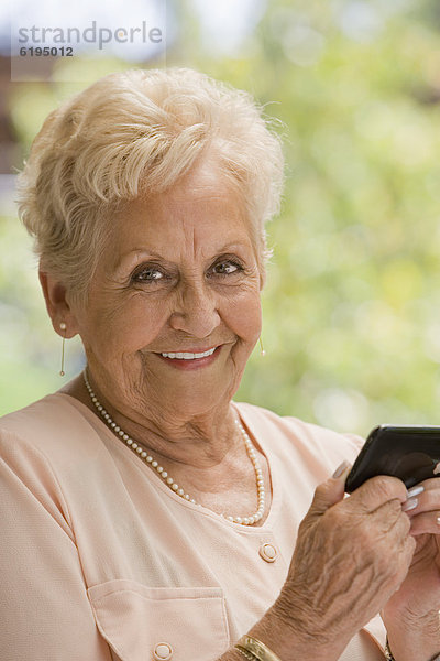 Handy  Senior  Senioren  Frau  Hispanier  Text  Kurznachricht