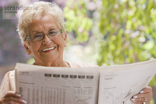 Senior  Senioren  Frau  Finanzen  Hispanier  Zeitung  vorlesen