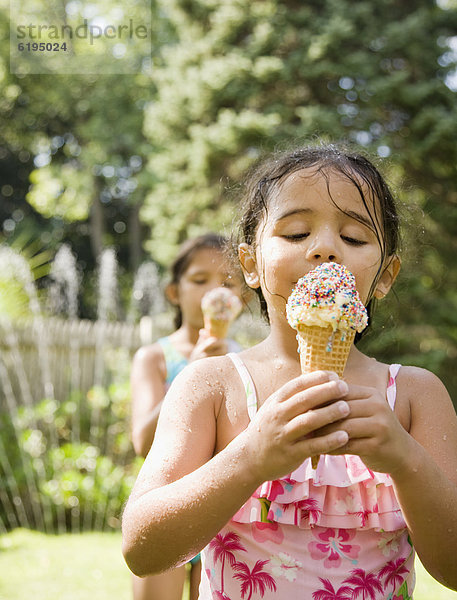 kegelförmig  Kegel  Hispanier  Eis  Mädchen  essen  essend  isst  Sahne