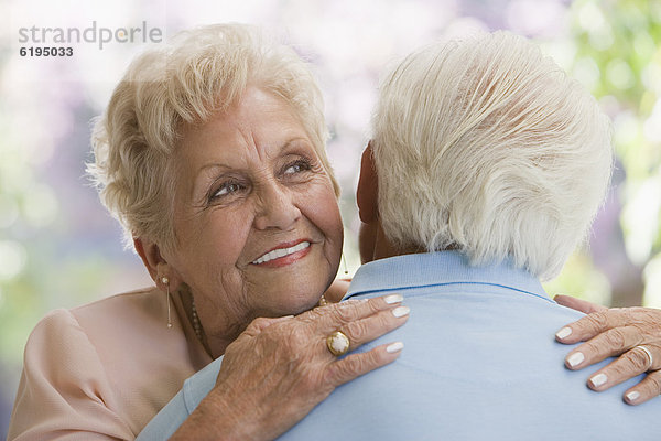 Senior  Senioren  Frau  umarmen  Hispanier  Ehemann