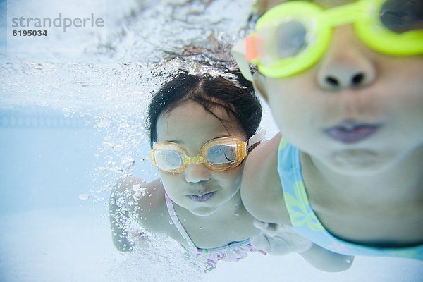 Hispanier  Unterwasseraufnahme  schwimmen  Mädchen