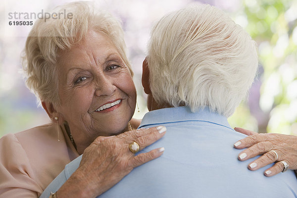 Senior  Senioren  Frau  umarmen  Hispanier  Ehemann