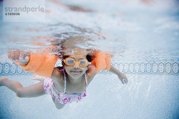 Hispanier  Unterwasseraufnahme  schwimmen  Mädchen