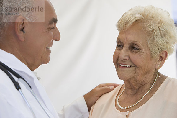 Senior  Senioren  Frau  sprechen  Arzt