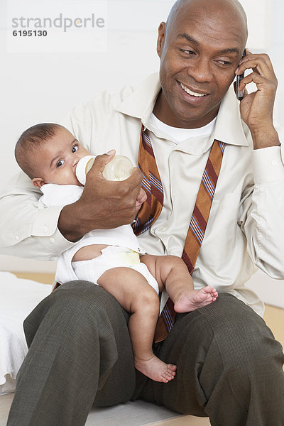 Handy  sprechen  Menschlicher Vater  Tochter  Baby  füttern