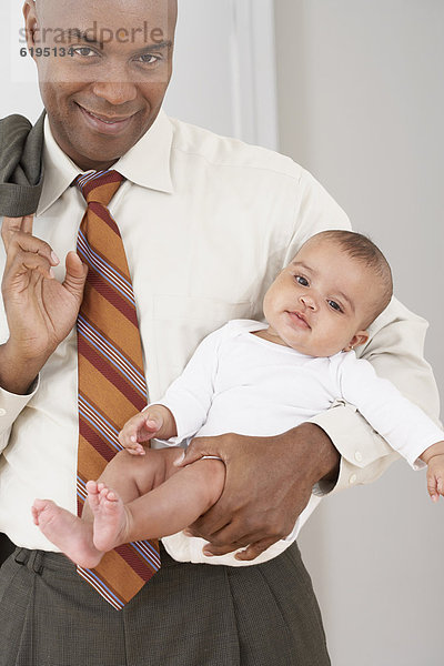 Menschlicher Vater  0-4 Wochen  0 bis 4 Wochen  wiegen  Tochter  Baby