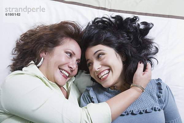 Frau  lachen  Bett  jung  Mutter - Mensch