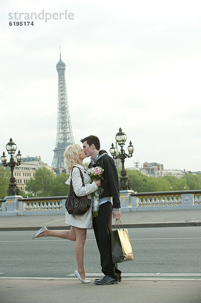 Europäer  küssen  Brücke  Hintergrund  Eiffelturm