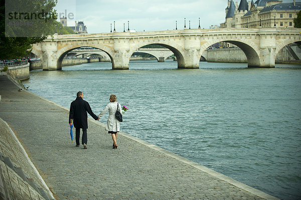 nahe  Europäer  gehen  halten  Fluss