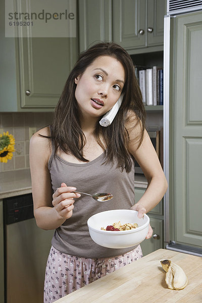 Getreide  Frau  sprechen  Morgen  Telefon  essen  essend  isst