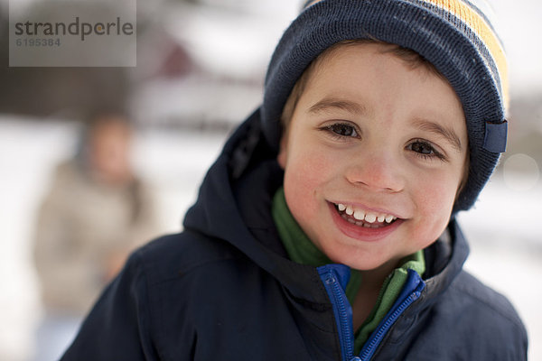 Außenaufnahme  lächeln  Junge - Person  Mütze  Mantel  mischen  Mixed  freie Natur