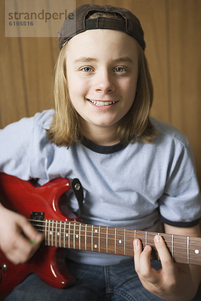 Europäer  Junge - Person  Gitarre  Elektrische Energie  spielen